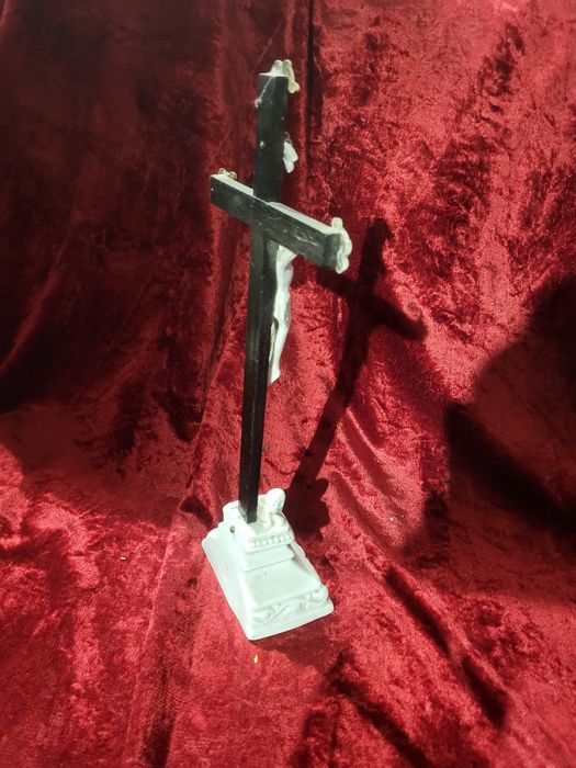 Porcelanowy krzyż dewocjonalia pasyjka