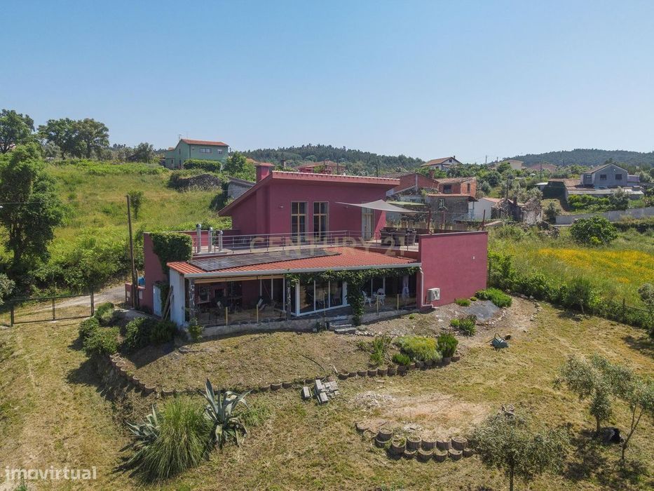 Moradia T3 em muito bom estado com varanda coberta,terraço grande,vist