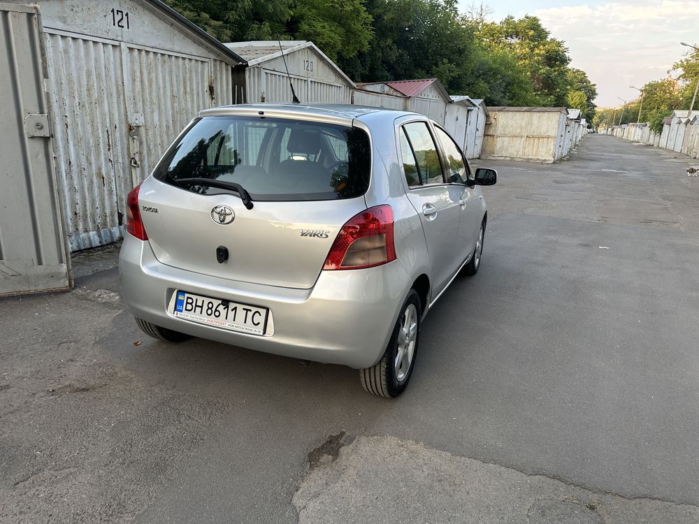Продам свой автомобиль Toyota Yaris 2006. Безключевой, на кнопке.