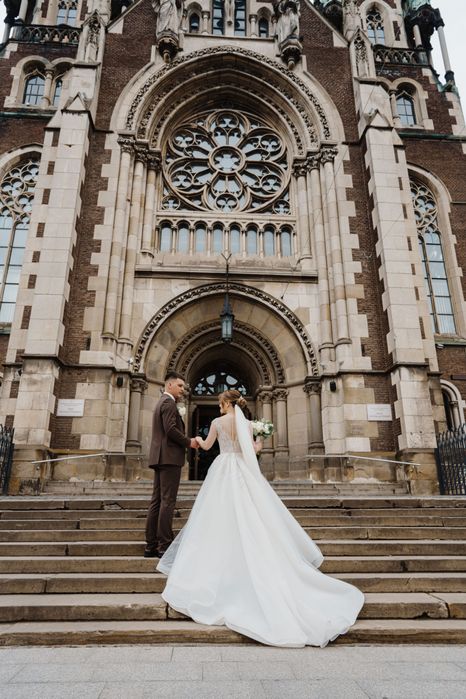 Весільна сукня кольору Айворі