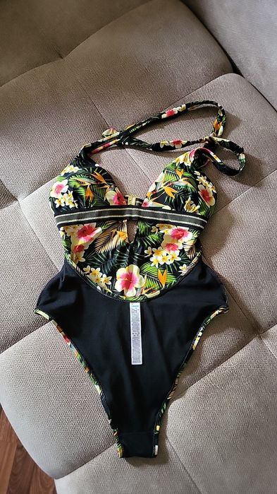 Стильний жіночий купальник