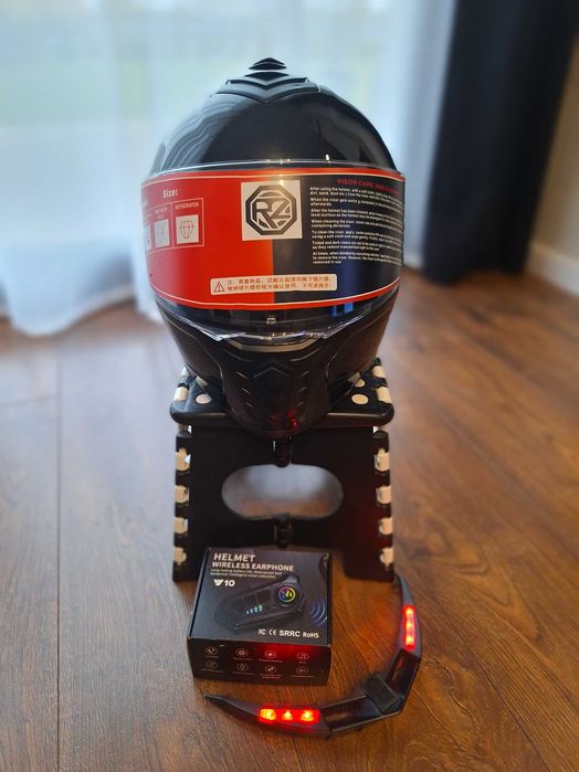 Kask motocyklowy z akcesoriami
