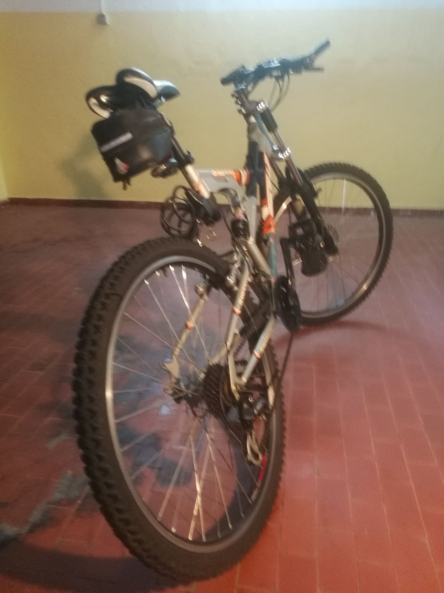 Bicicleta de montenha como nova