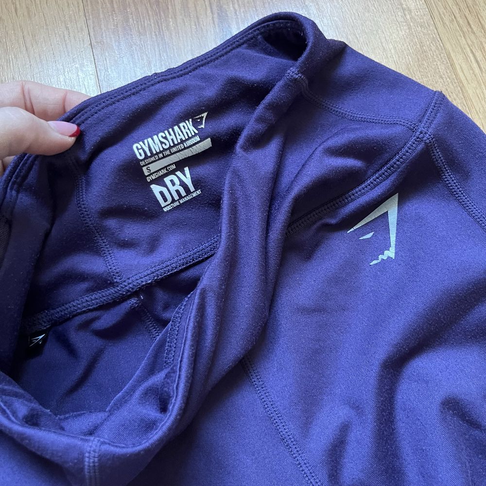 fioletowe legginsy spodnie na siłownię DRY z siateczką GymShark