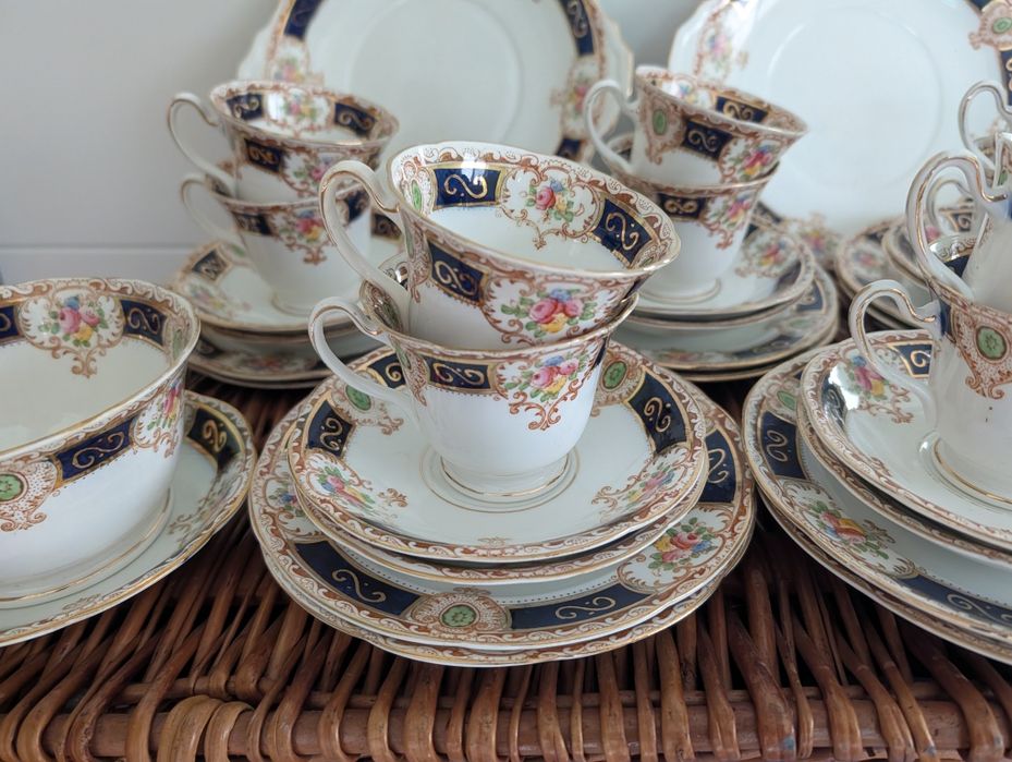 Zestaw starych filiżanek