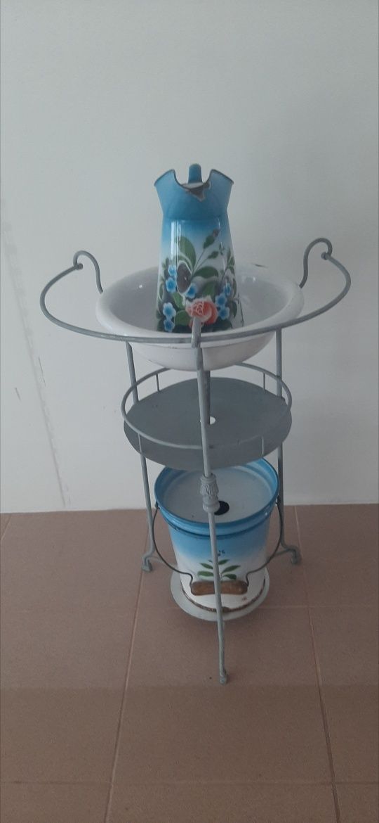 Vendo lavatório com jarro e balde