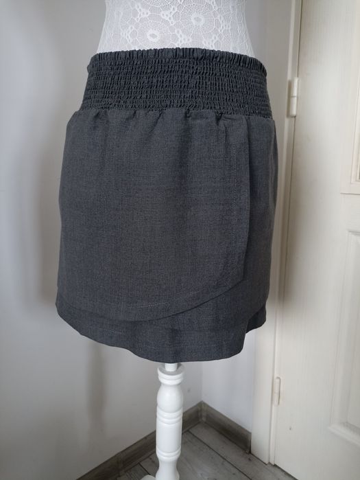 Dwie szare krótkie spódniczki