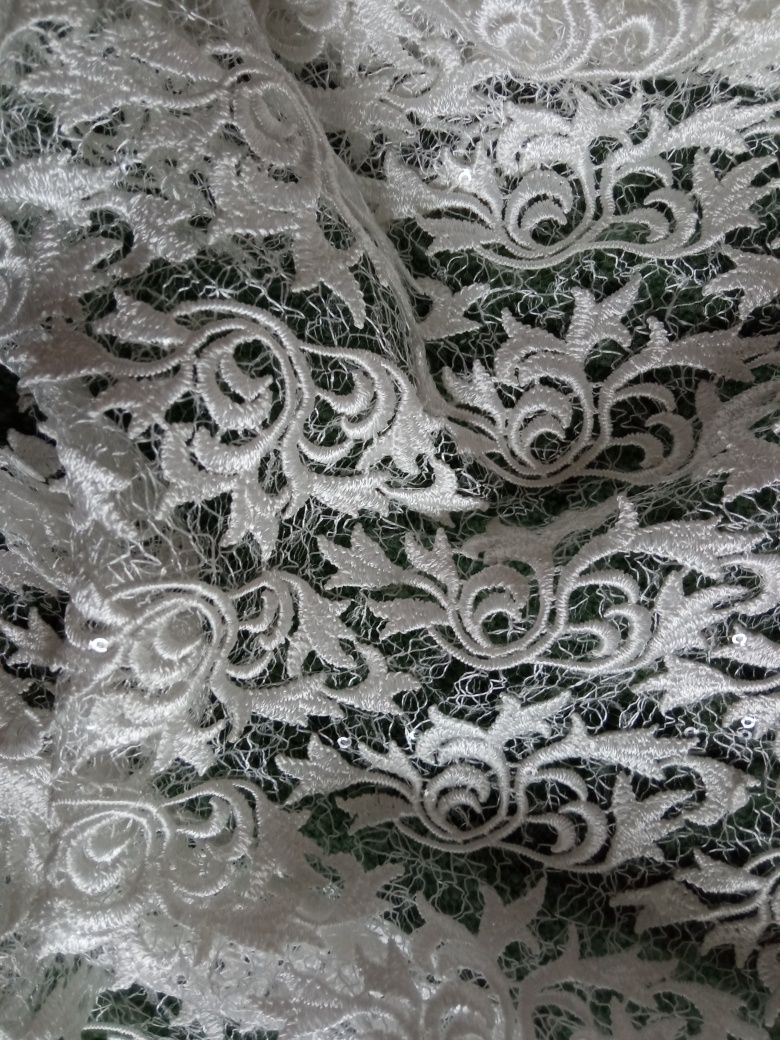 Kupon koronki ślubnej w kolorze śmietanowej bieli