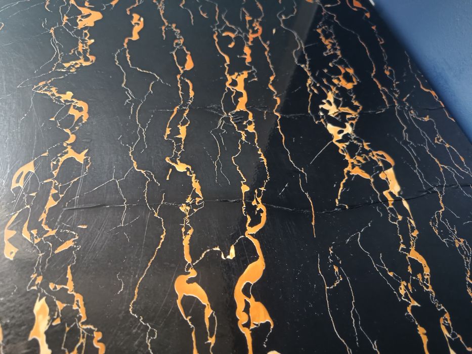 Biurko – oklejone folią dekoracyjną (czarno-pomarańczowy marmur)
