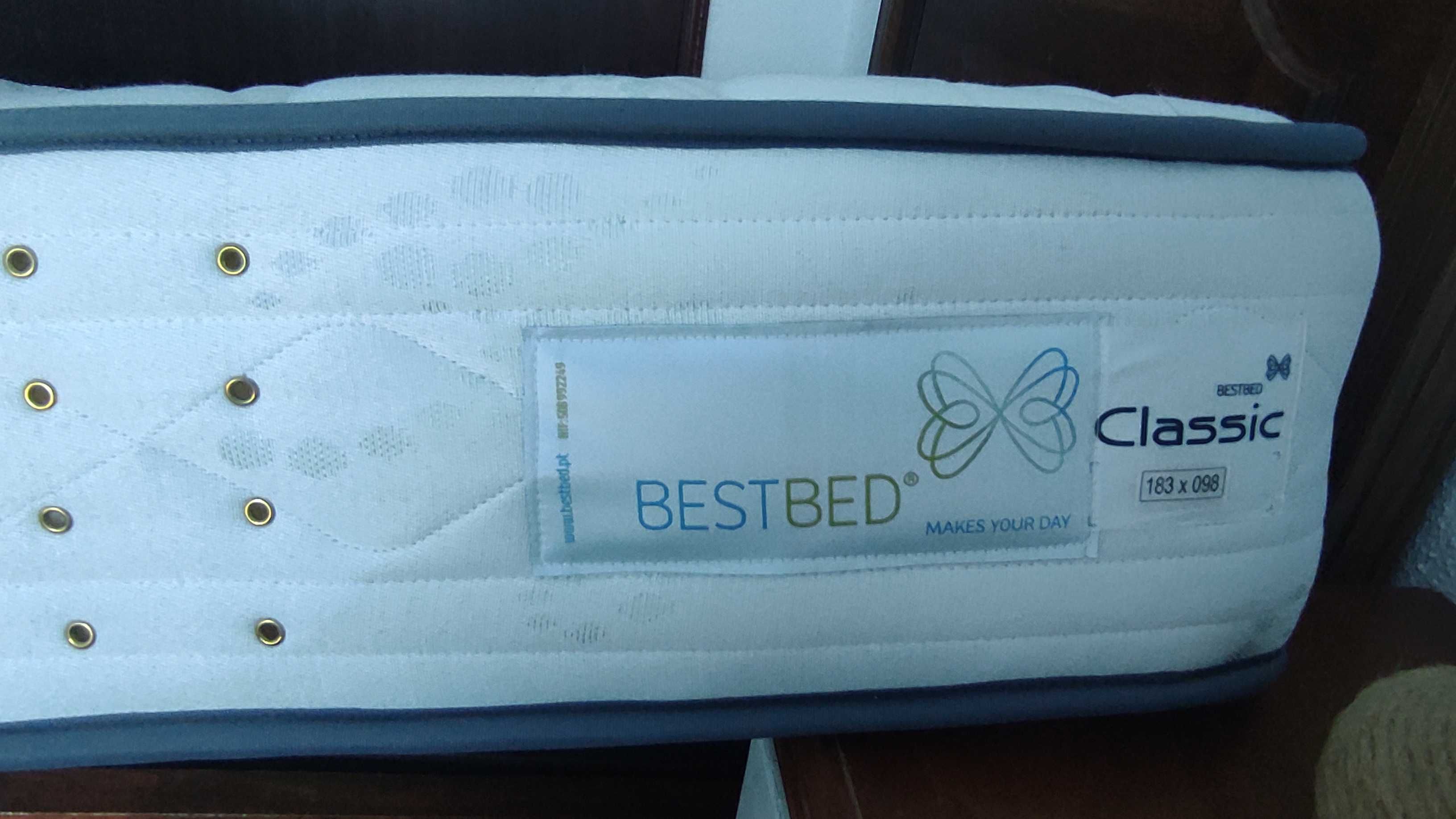 Cama individual e mesa de cabeceiraem madeira maçica