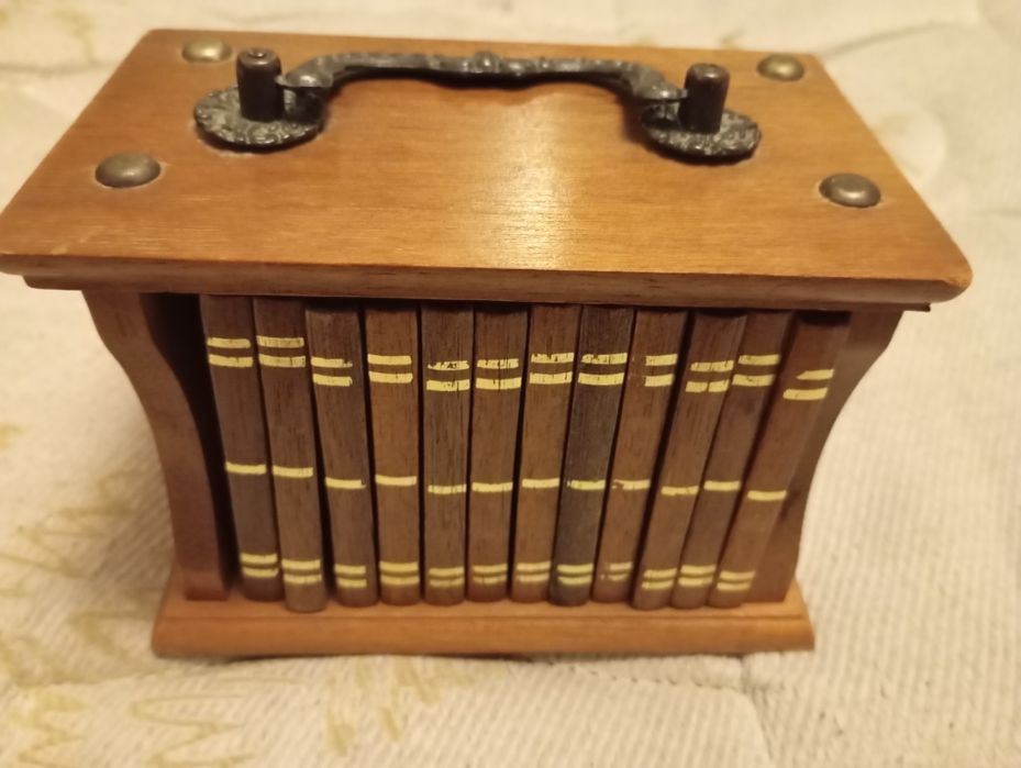 Conjunto biblioteca miniatura de 12 suportes para copos