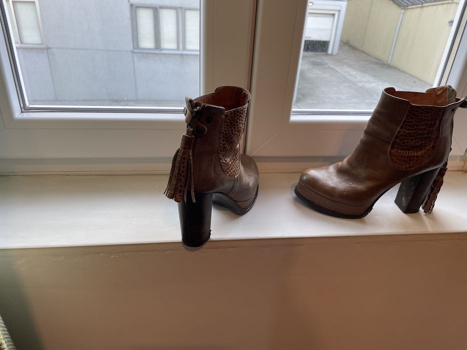 Bota camel. Em bom estado.