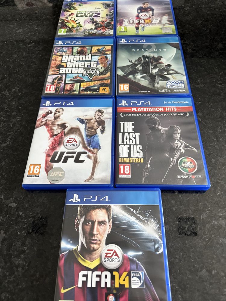 Playstation 4 pro, com 7 jogos oficiais e 1 comando