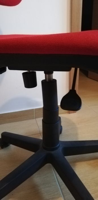 Cadeira giratória em vermelho (4 disponíveis)