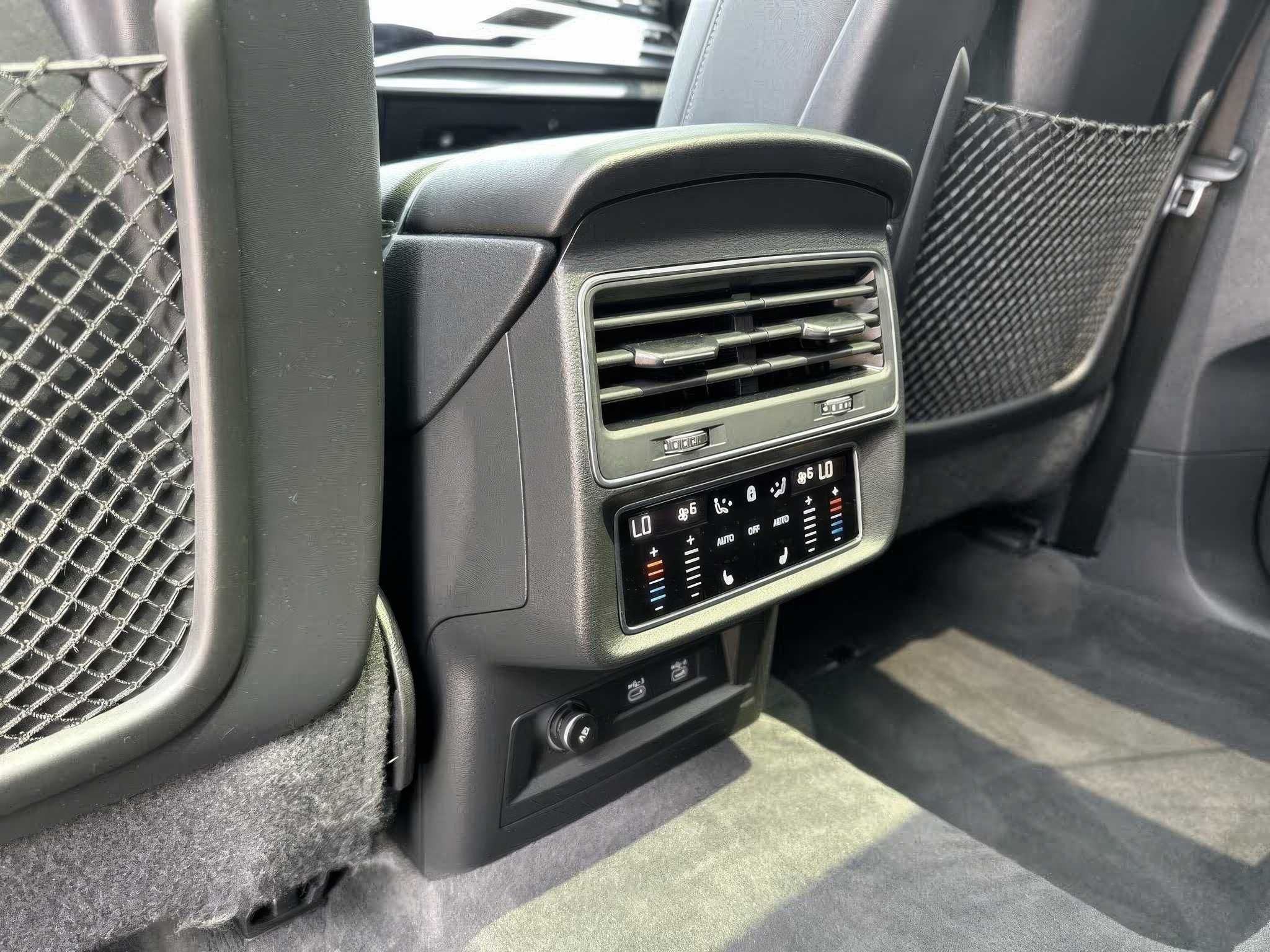 Audi Q8         2021