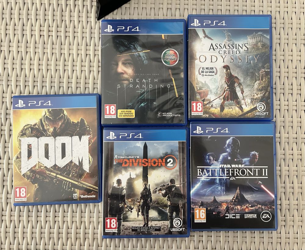 Playstation 4 - PS4 - como nova + 2 comandos + 5 jogos