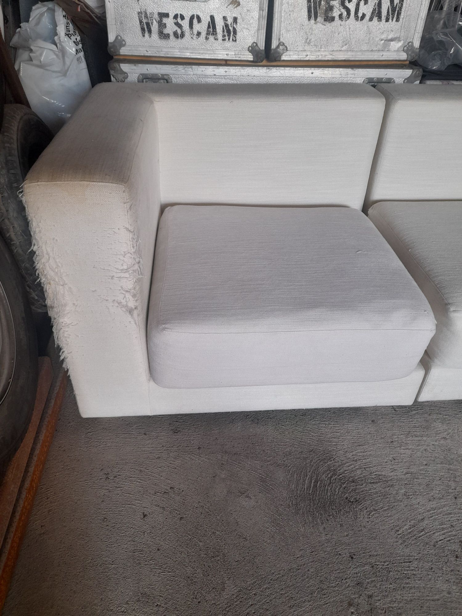 Sofa com pequenas defeitos