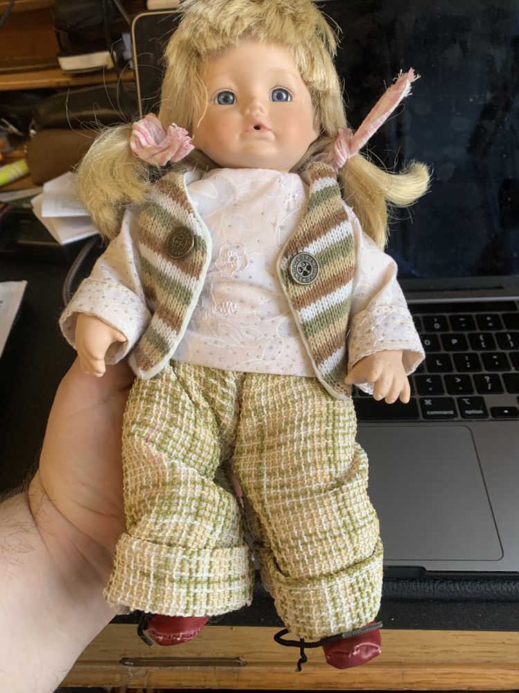Кукла коллекционная в жилетке германия