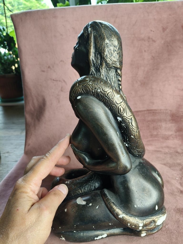 Gipsowa figurka kobiety z wężem 146