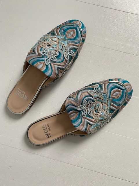 Eleganckie klapki z aplikacją