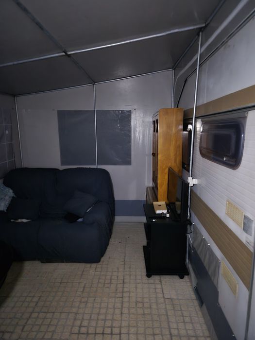 Roulote/caravana fixa em parque de campismo