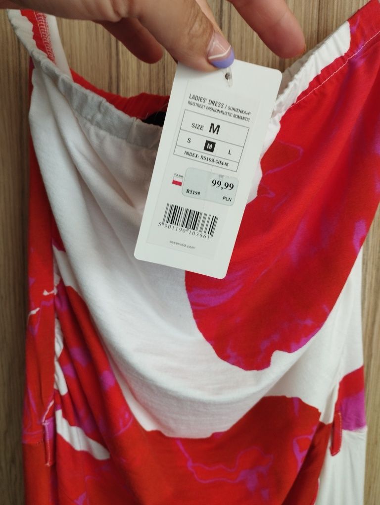 Piękna sukienka w czerwone kwiaty Reserved rozmiar M