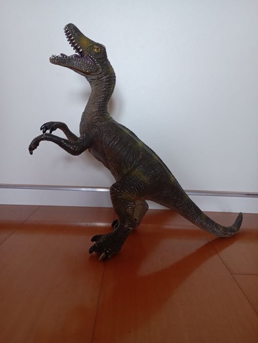 Dinossauro Velociraptor em borracha
