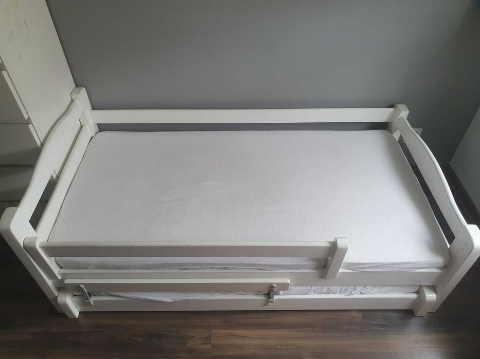 Łóżko podwójne piętrowe dziecięce drewniane wysuwane z materacami