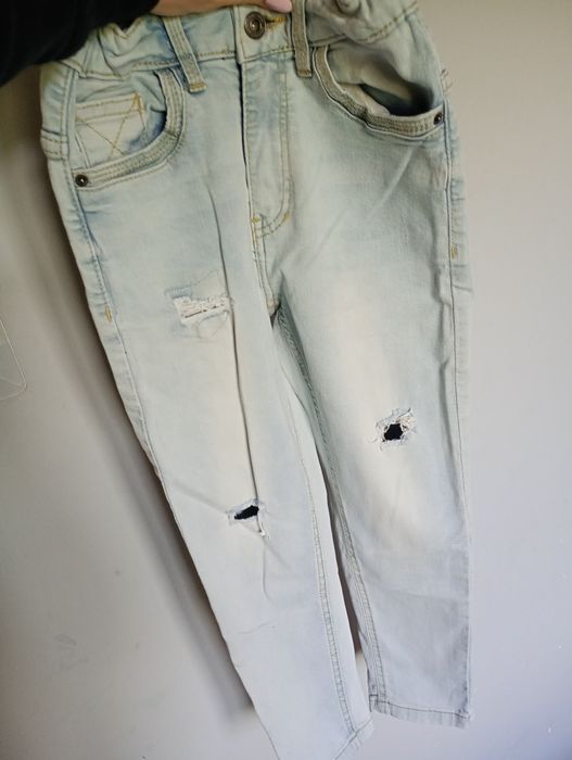 122 Reserved jasne spodnie jeans z dziurami
