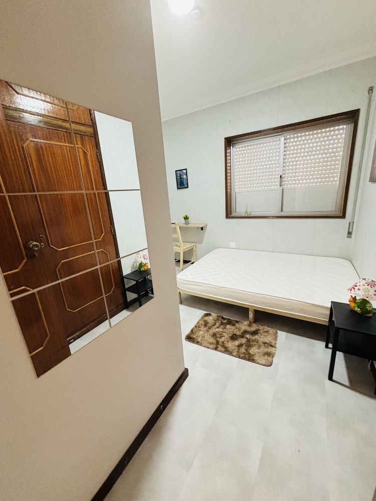 Quarto p/ Casal na Maia: casa de banho e cozinha privativas (REF:.Q2