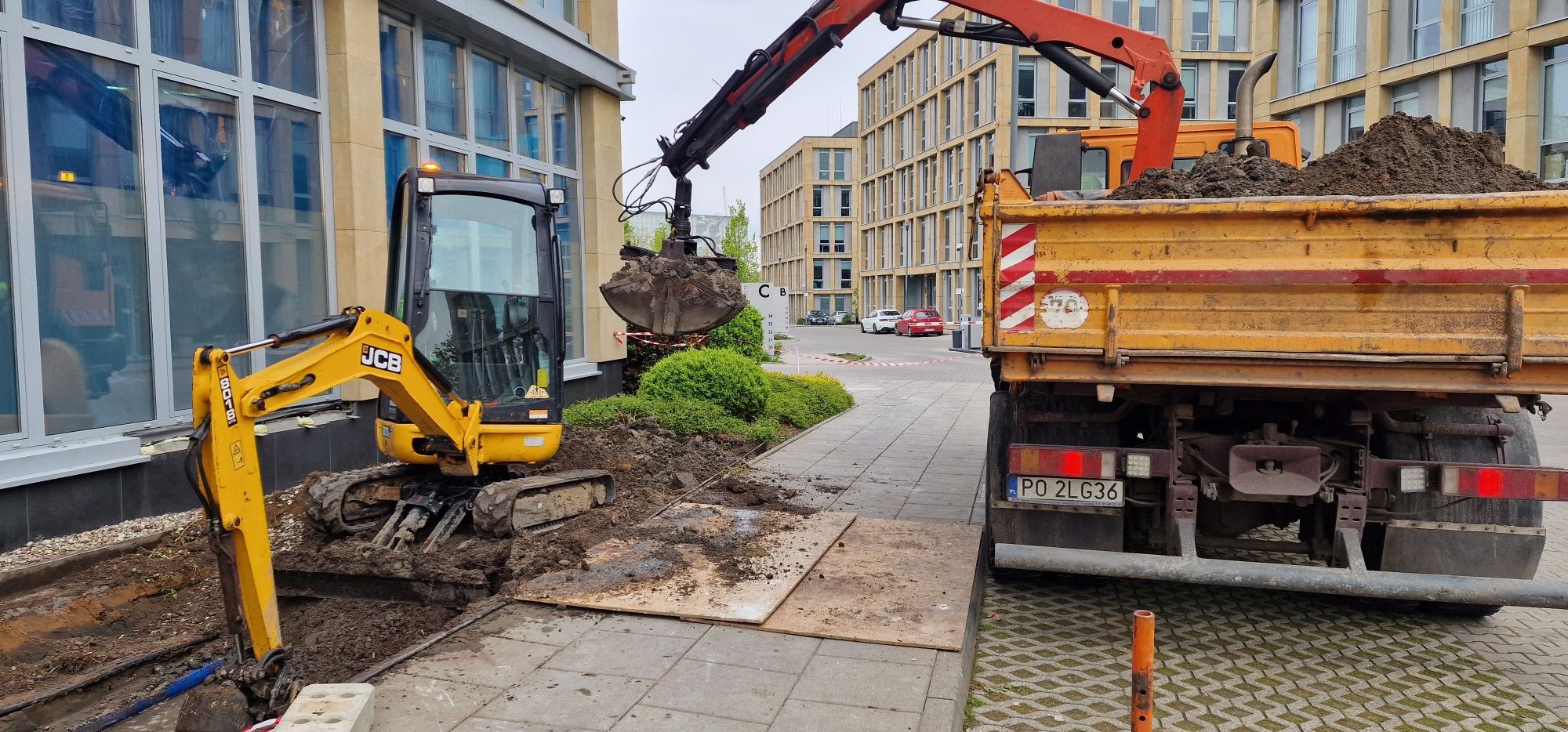 Usługi minikoparką, minikoparka, transport ziemi, wykopy