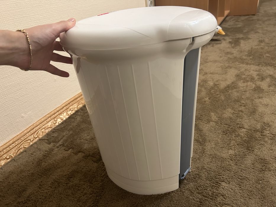 Сміттєве відро з педаллю 14 л Eurogold Alen біле, відро для сміття