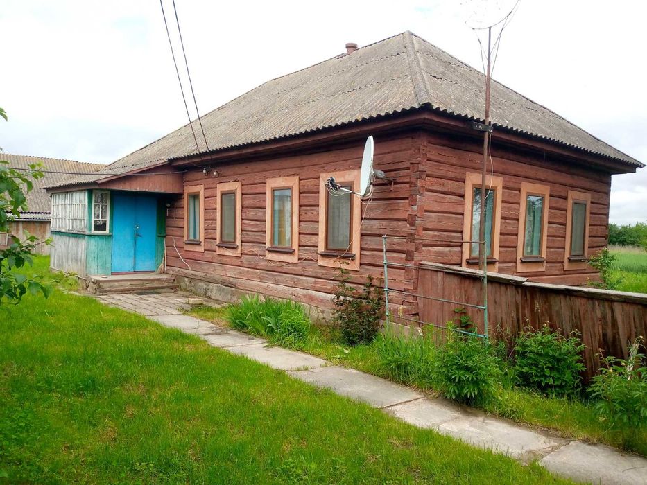 Продам будинок,біля будинку 0.4 га землі