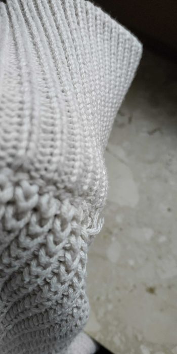 Długi, gruby, biały sweter golf oversize 50% bawełna