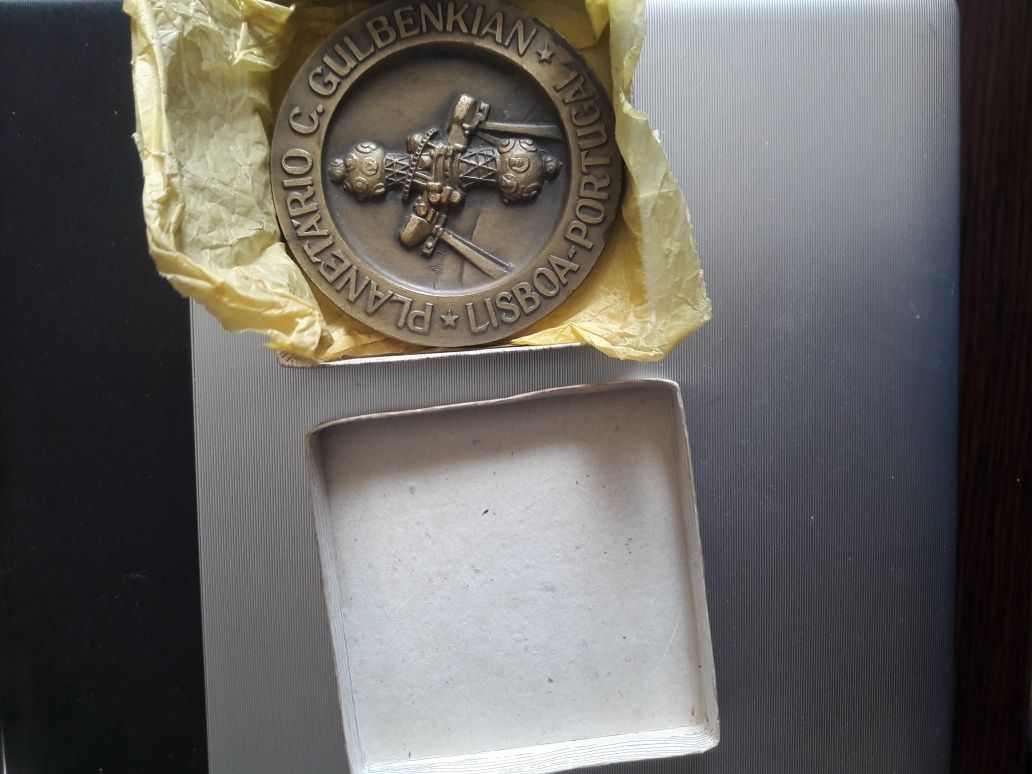 Medalha de latão planetário.