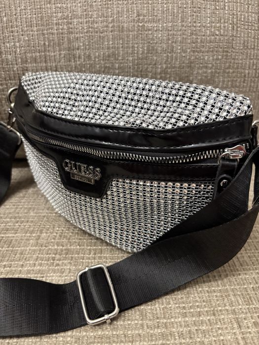 Saszetka Guess srebrna.