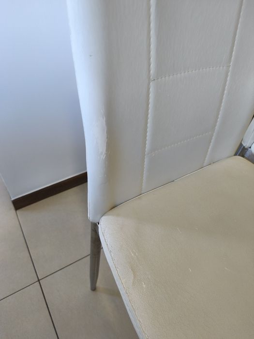 Conjunto de mesa de jantar + 4 cadeiras. 

Tanto a mesa como