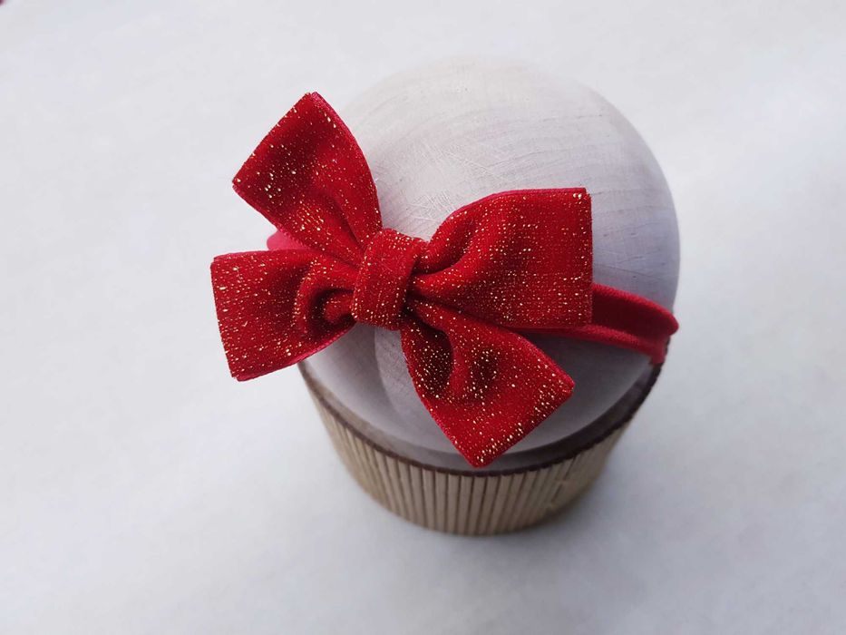 Czerwona opaska kokardka mieniąca się złotym kolorem święta sesja