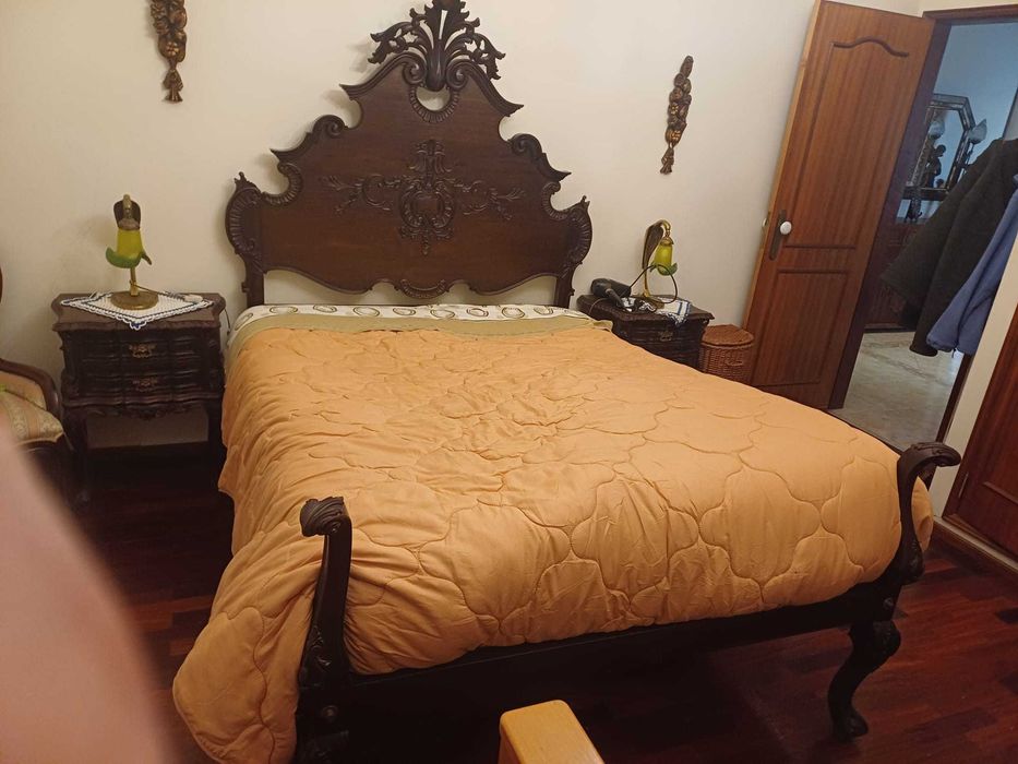 Mobilia de quarto - Cama, comoda e duas mesas de Cabeceira