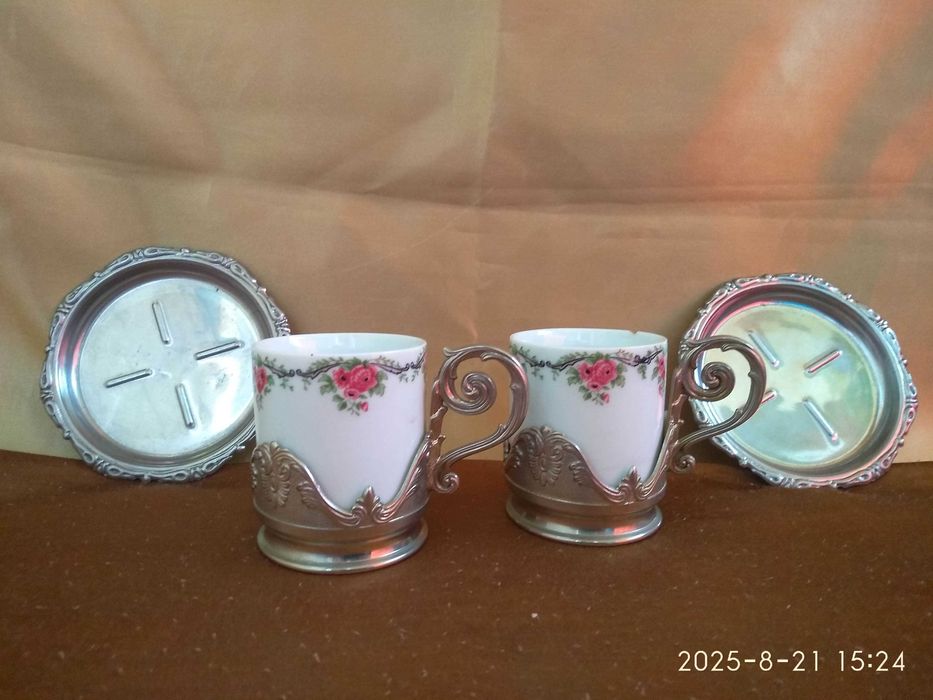 Кофейные чашки в подстаканниках с блюдцами. Италия