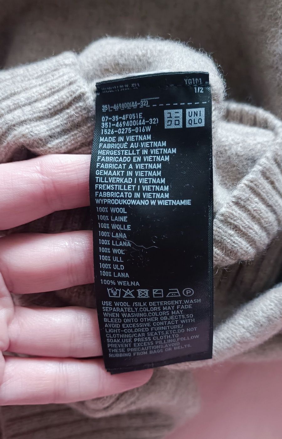 Свитер от Uniqlo.Худи от Pink Victoria's Secret.