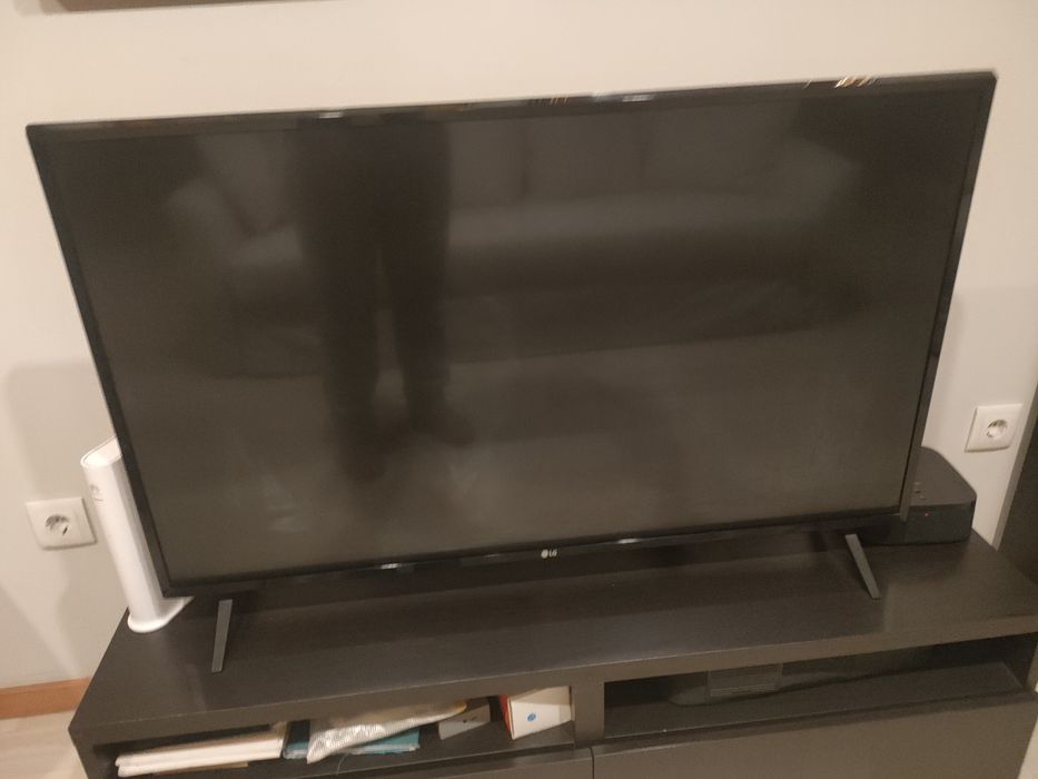TV preta 40 polegadas a funcionar