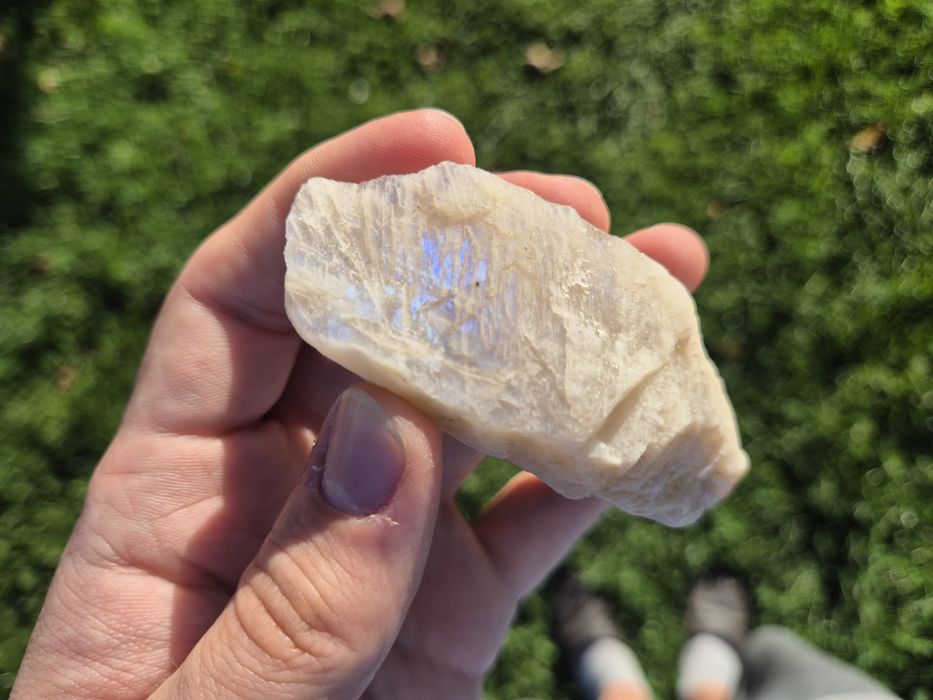 Kamień księżycowy biały niebieski