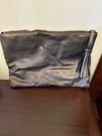 Bolsa prateada com fecho