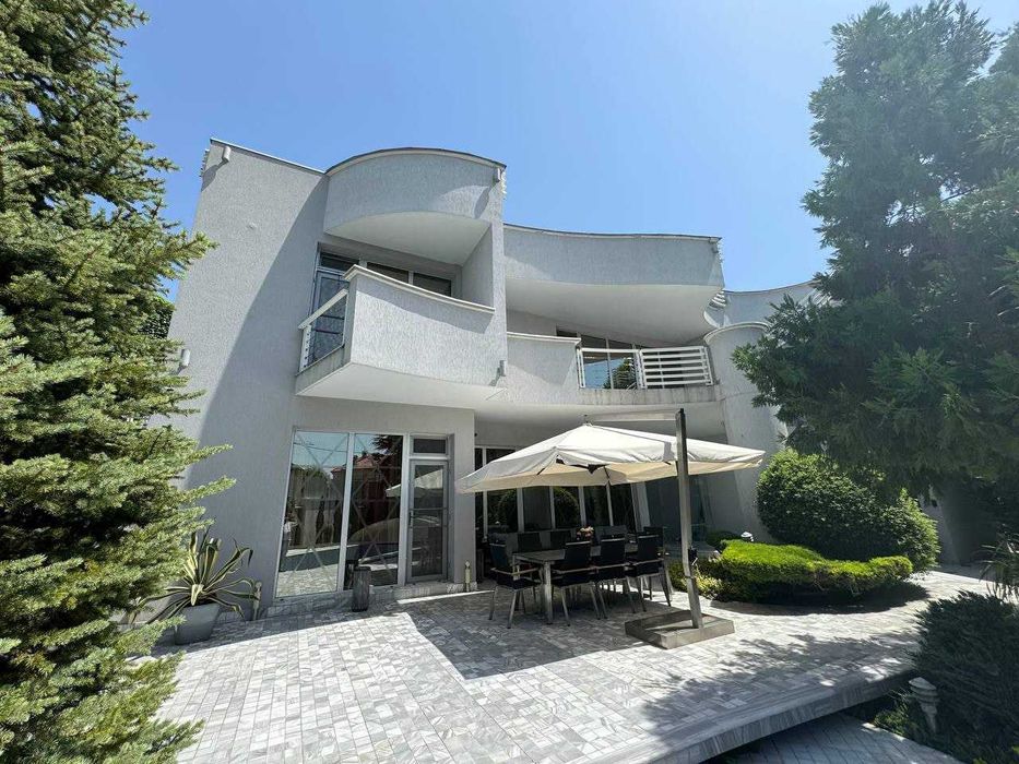 Стильный дом в Одессе у моря с бассейном, 620 м², 13 соток