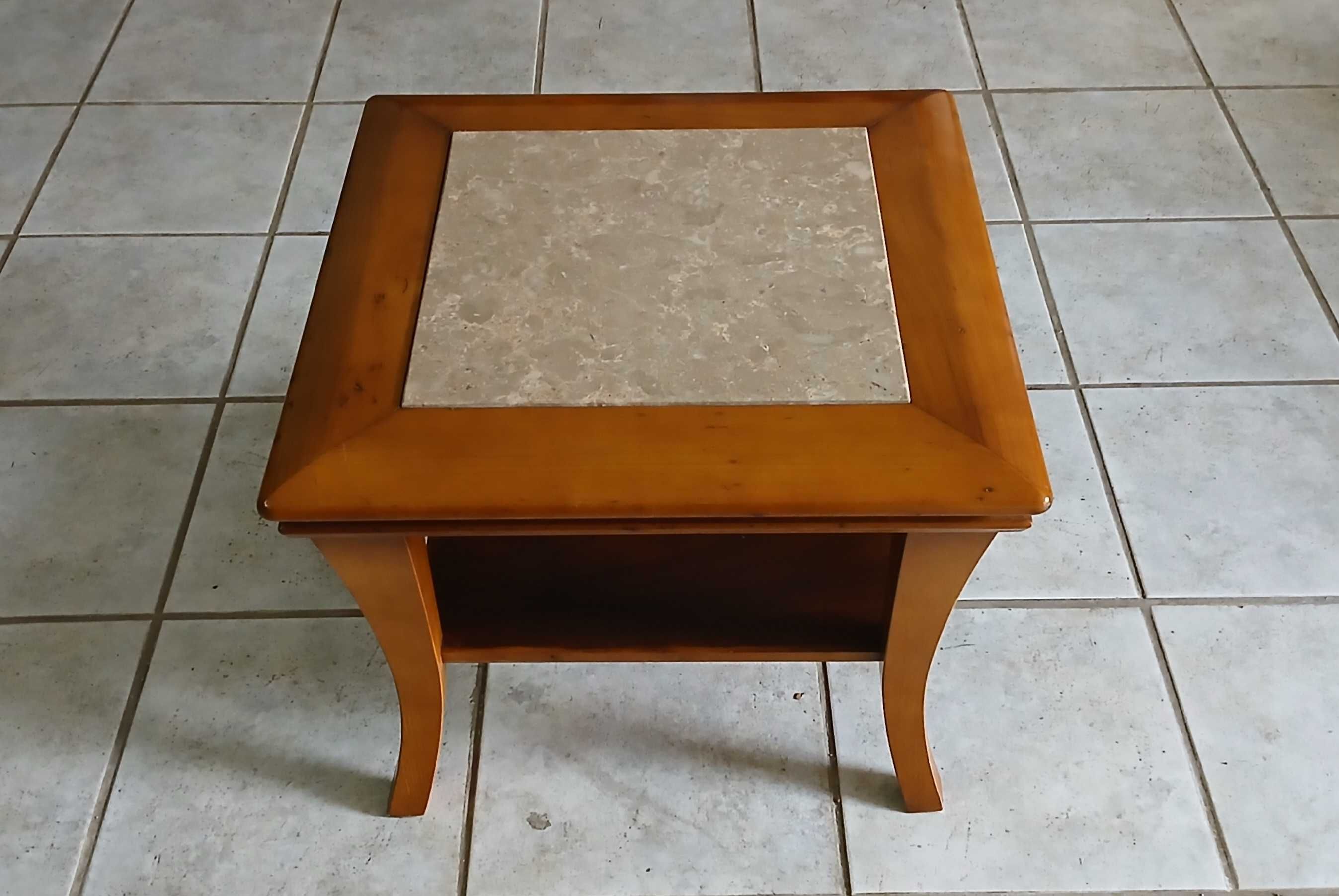 Mesinha de sala em madeira maciça