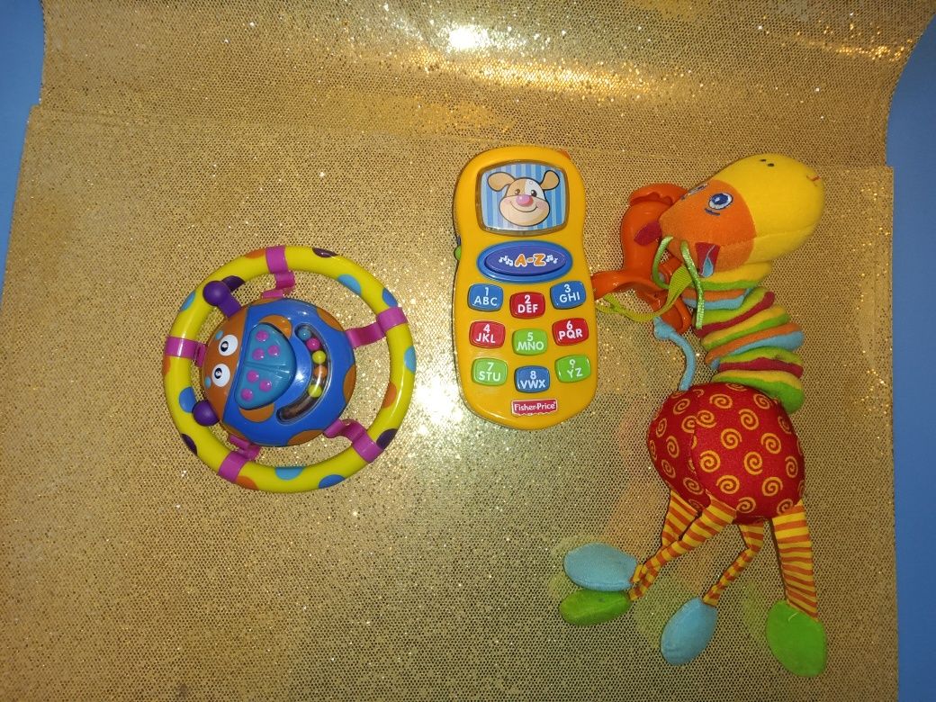 3 Zabawki wibrująca zawieszka grzechotka Tinylove telefon Fisher price