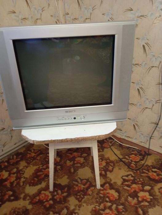 2 телевізора та музикальний центр