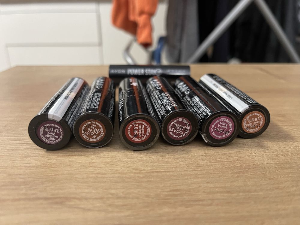 Pomadki Avon Power Stay