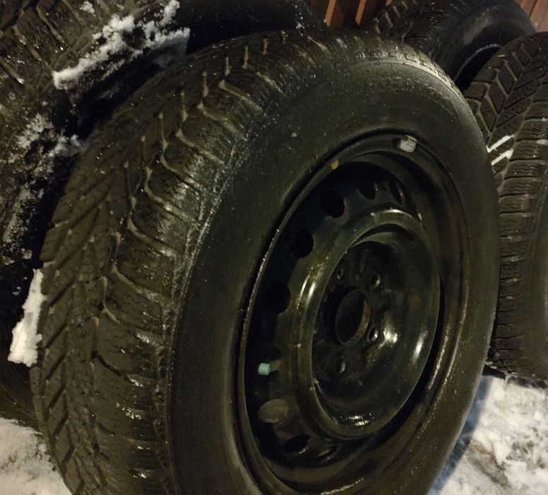 Opony zimowe Dębica kpl felgi i kołpaki oryginalne Toyota Auris 2